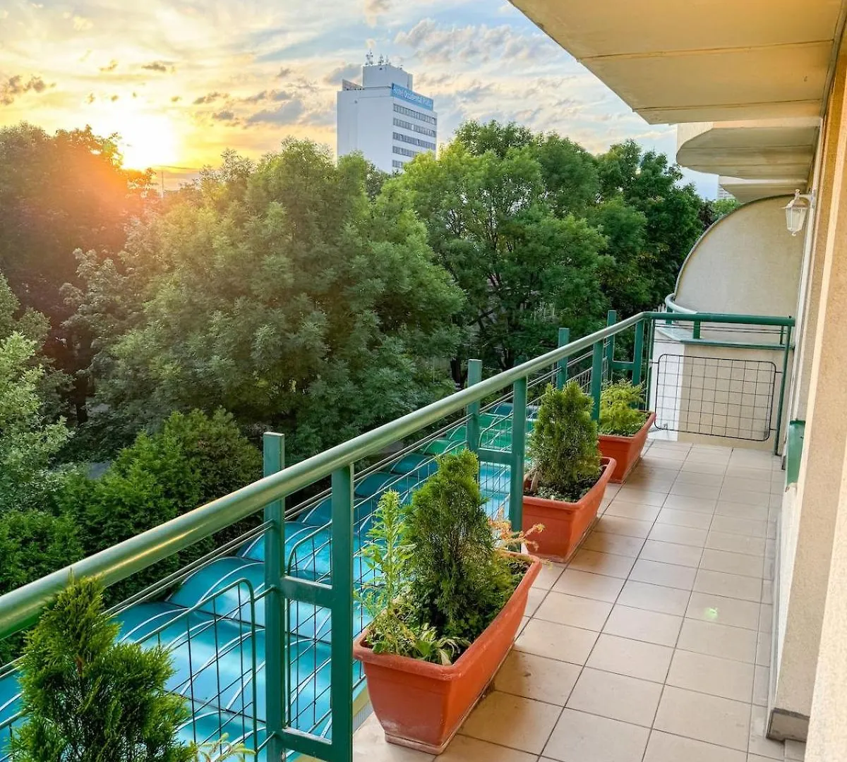 Sunny Flat With Terrace & Park View Near City Centre Prague