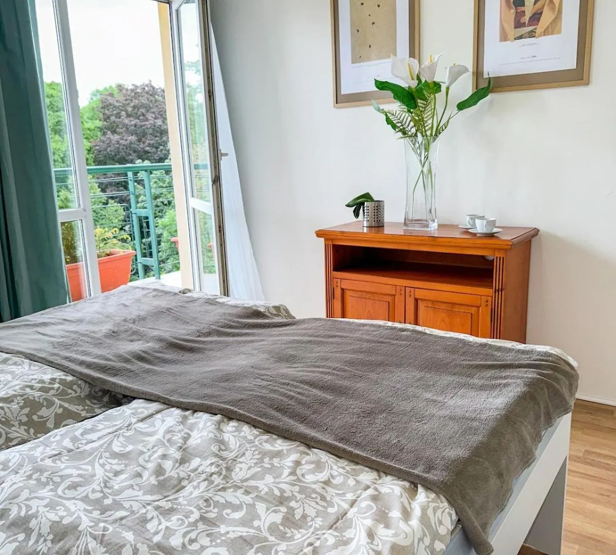 Sunny Flat With Terrace & Park View Near City Centre Prague